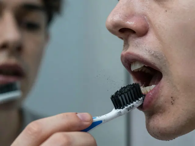 Jak vybílit zuby černým uhlím? Skutečné rizika a bezpečnější alternativy