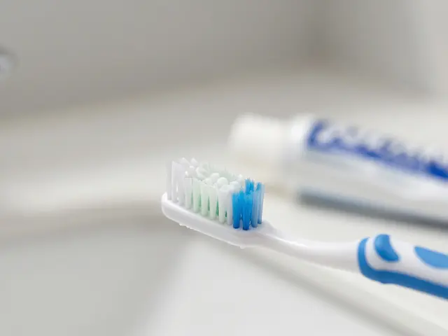 Jak odstranit zubní plak bez návštěvy zubaře: praktické tipy, které skutečně fungují