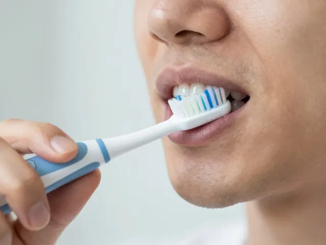 Jak čistit zuby s odhalenými krčky: Bezpečné čištění a péče